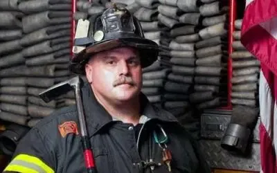 Un chirurgien de New York effectue une chirurgie de remplacement de la hanche pour un pompier survivant du 11/9