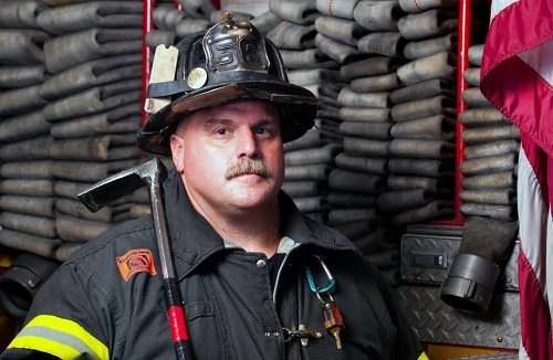 El paciente del Dr. Karkare, Bill, con su uniforme del NYFD. El paciente del Dr. Karkare, Bill, con su uniforme del NYFD.